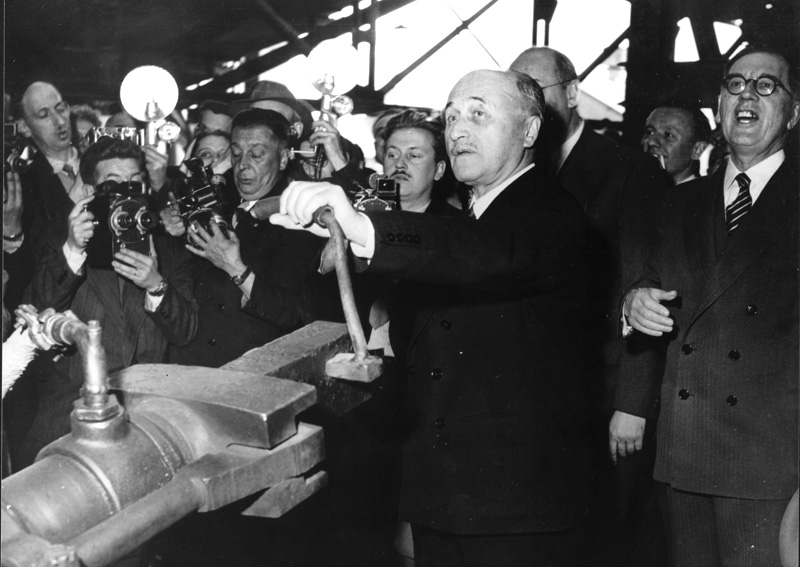Jean Monnet fabrique le premier lingot d'acier, 1953