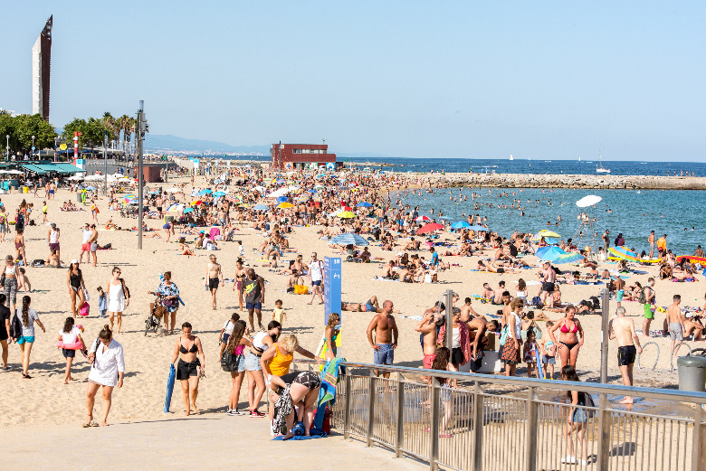 La plage de la Nova Icària, à Barcelone, le 26 juin 2020, avant la réinstauration de mesures de confinement en Catalogne - Crédits : istockphoto / Martin Silva Cosentino