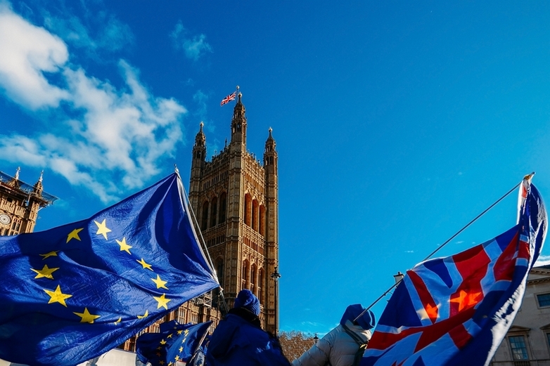 Drapeaux européen et britannique devant le Palais de Westminster - Crédits : BrazilNut1 / iStock