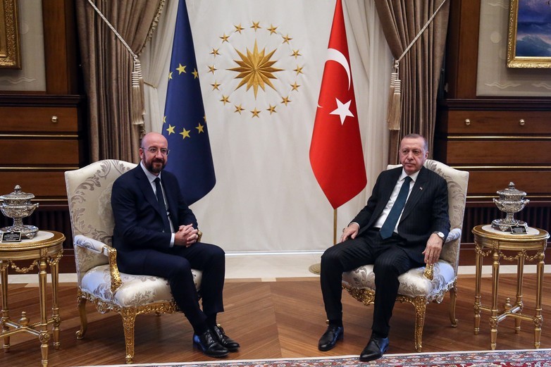 Le président du Conseil européen Charles Michel et le président turc Recep Erdoğan s'étaient déjà rencontrés le 4 mars 2020 à Ankara pour discuter de la crise migratoire qui se déroulait alors à la frontière gréco-turque / Crédits : Necati Savaş - Commission européenne