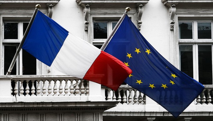 Drapeaux français et européen