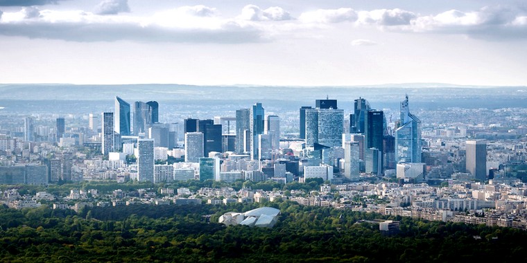 Le quartier d'affaires de la Défense, au nord-ouest de Paris, constitue un pôle d'attraction économique pour la région Île-de-France – Crédits : Guillaume Commin – Flickr CC BY-NC-ND 2.0