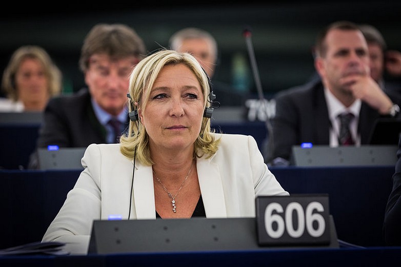 Marine Le Pen au Parlement européen en 2014 - Crédit : Claude TRUONG-NGOC / Wikicommons
