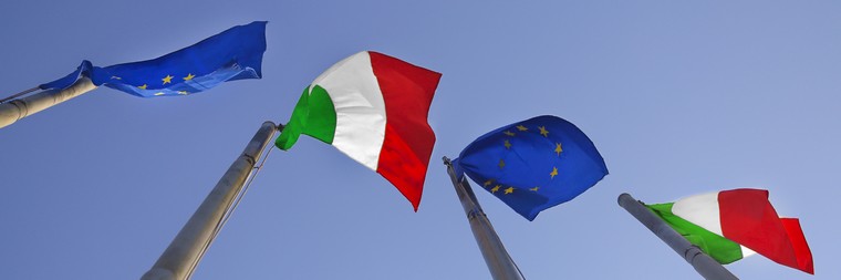 Drapeau de l'Italie et le l'UE - Crédits : GoodLifeStudio / iStock