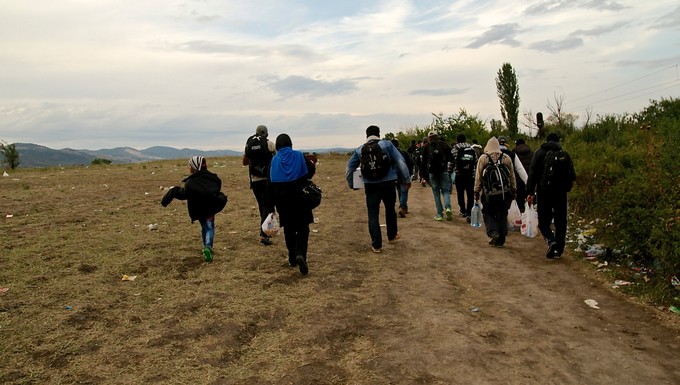 A la frontière entre Macédoine et Serbie, un groupe de réfugiés marche pour rejoindre Miratovac en Serbie