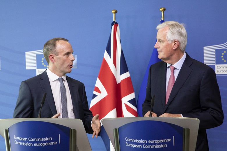 Dominic Raab, à gauche, et Michel Barnier