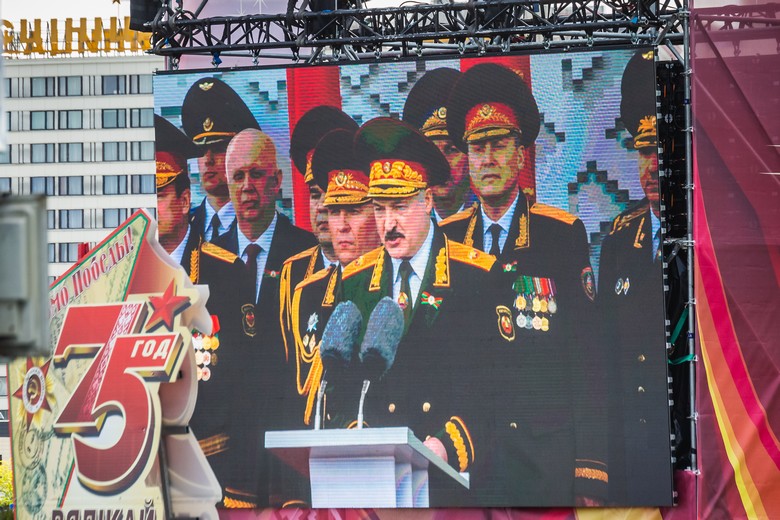 Alexandre Loukachenko, au pouvoir depuis 1994, a été réélu dimanche à la tête de la Biélorussie. Ici le 9 mai 2020, lors de la célébration à Minsk du 75e anniversaire de la fin de la Seconde Guerre mondiale