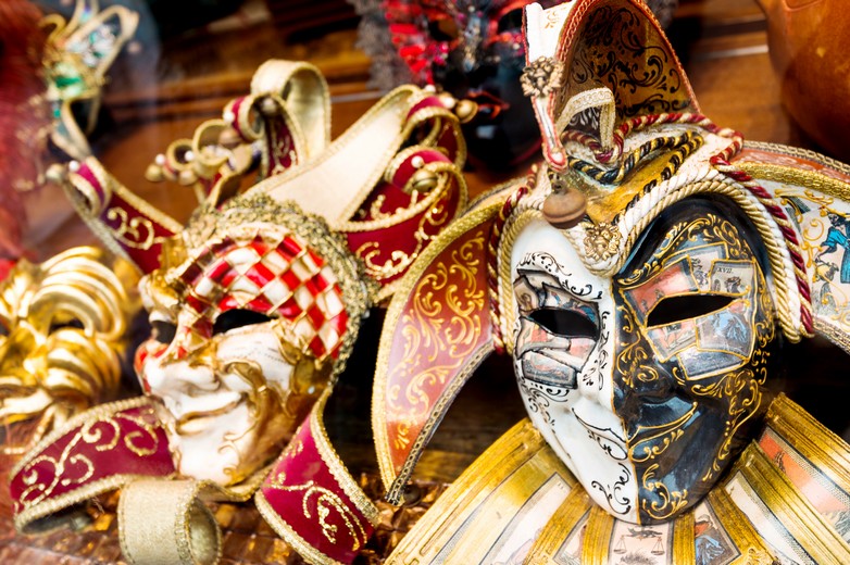 Masques, maquillages et déguisements, l'heure est au carnaval !