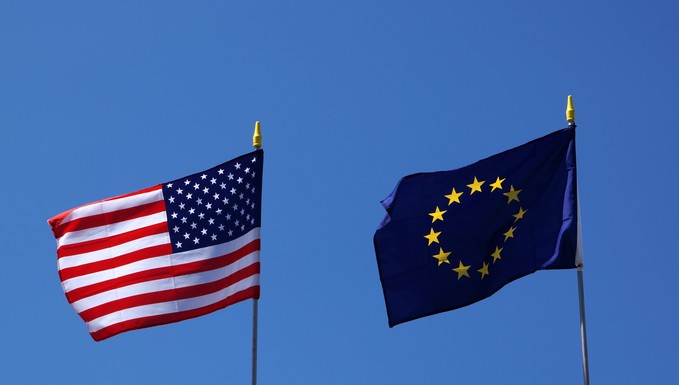 Drapeaux américain et européen 