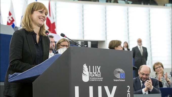 Maren Ade, réalisatrice de Toni Erdmann, au Parlement européen au moment de l'obtention du prix Lux