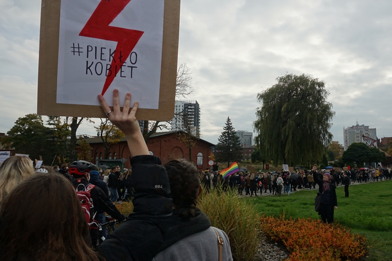 Des Polonais manifestent dans un important nombre de villes du pays. Ici à Gdańsk le 24 octobre. La pancarte porte l'inscription 