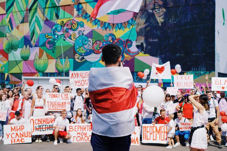 L'opposition vêtue de rouge et blanc poursuit les manifestations entamées début août pour demander le départ du président Alexandre Loukachenko, au pouvoir depuis 26 ans