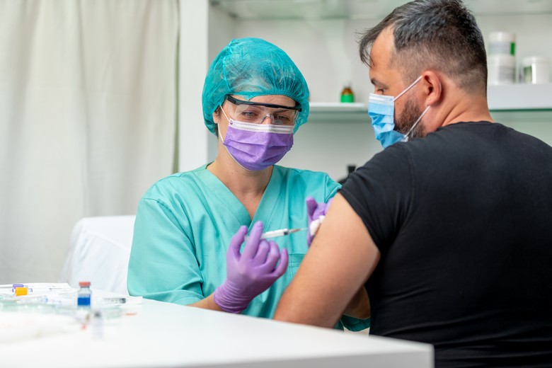 La distribution d'un vaccin contre le Covid-19 pourrait débuter dès le mois de janvier 2021, selon le directeur de l'Agence européenne des médicaments