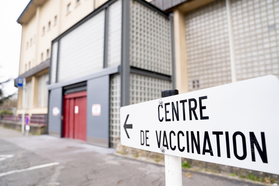 La campagne de vaccination, élément-clé pour un retour à une vie normale, se poursuit en Europe