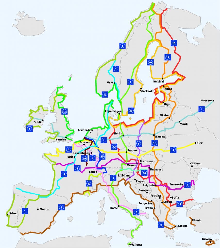  Le réseau EuroVelo en 2019. Les véloroutes suivant un axe Est-Ouest ont un numéro pair, et les véloroutes Nord-Sud ont un numéro impair