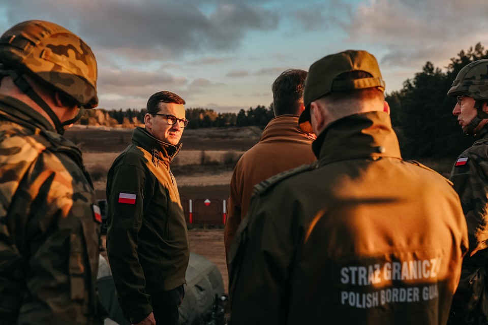 Alors que les évacuations des camps de réfugiés se déroulent, la Pologne maintient ses forces armées à la frontière avec la Biélorussie