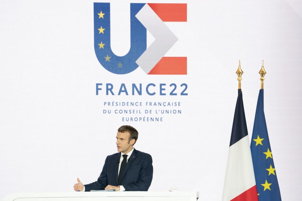 Le logo de la présidence française du conseil de l'UE 2022 a illustré le début du discours d'Emmanuel Macron