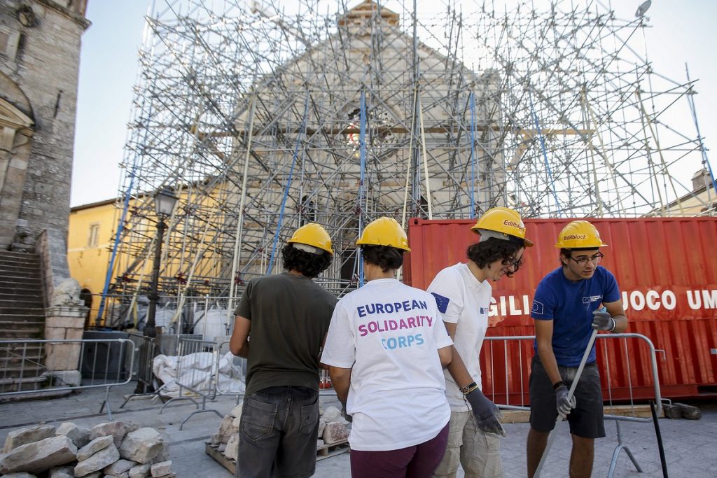 Ce groupe de volontaires, issus des premiers jeunes ayant participé au corps européen de solidarité, a contribué à la reconstruction de la Basilique Saint-Benoît à Norcia, en Italie, après le tremblement de terre de 2016