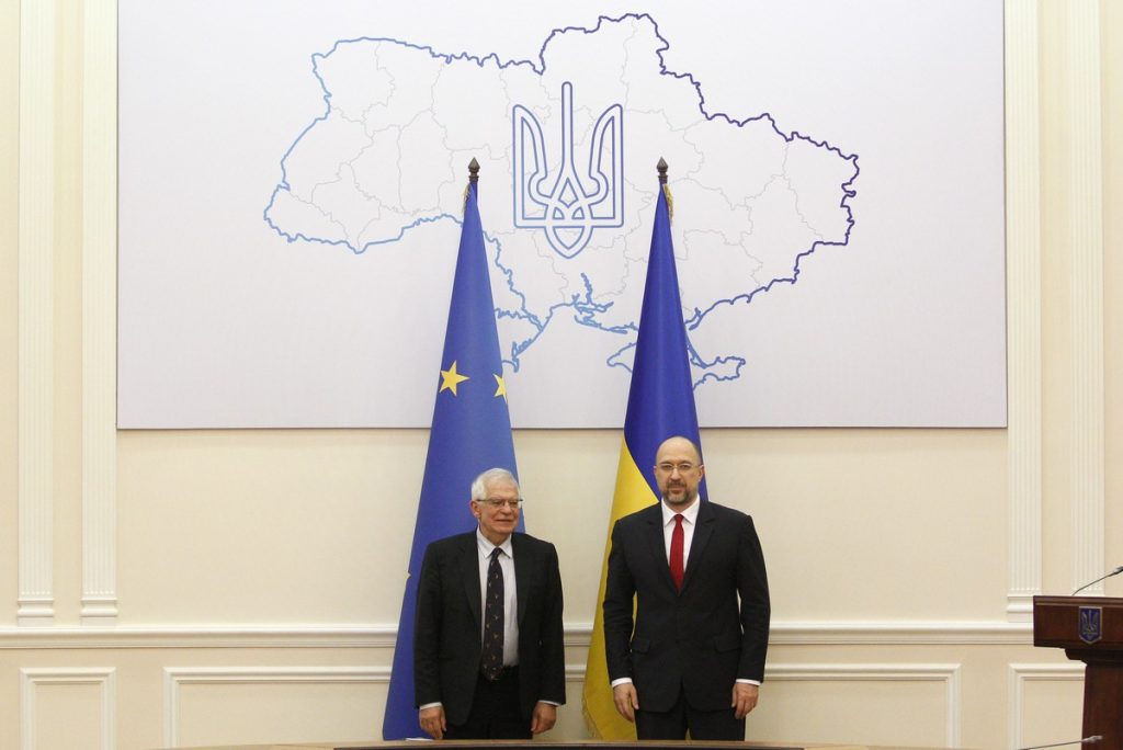 Le haut-représentant de l'Union européenne aux affaires étrangères Josep Borrell (à gauche) a effectué une visite officielle en Ukraine le 6 Janvier dernier pour évoquer le conflit à sa frontière - Crédits : Commission européenne