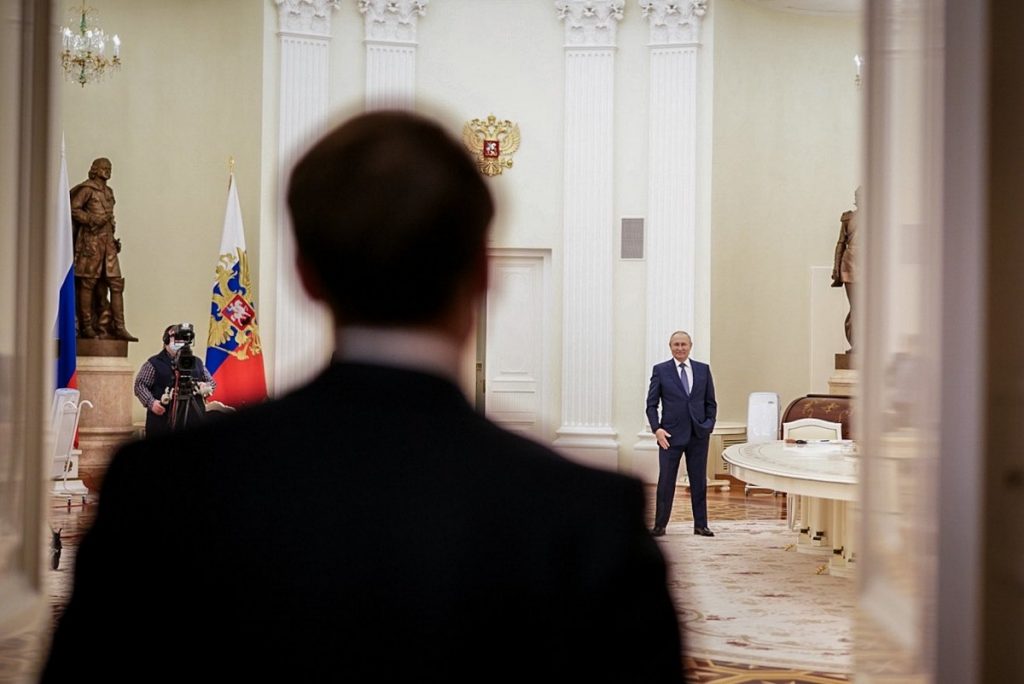 Emmanuel Macron a rencontré Vladimir Poutine, avec l'objectif de trouver un accord de désescalade - Crédits : Twitter @EmmanuelMacron