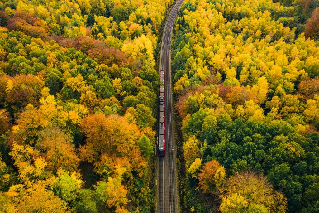 La route représente encore environ 75 % du transport de marchandises dans l'UE contre 18 % pour le rail - Crédits : jonathanfilskov-photography / iStock