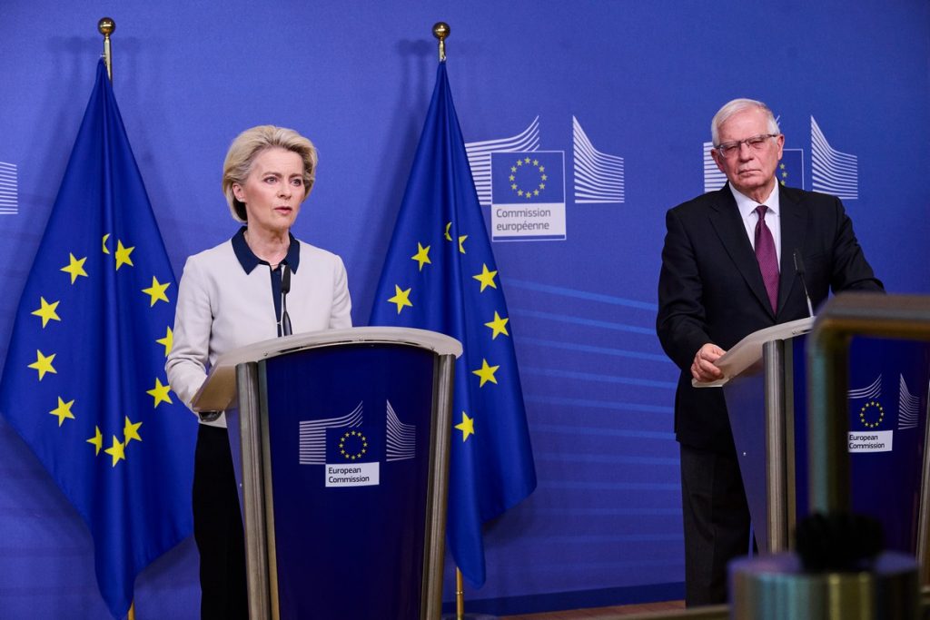 Ursula von der Leyen et Josep Borrell condamnent, lors d'une conférence de presse, l'attaque russe sur l'Ukraine, à Bruxelles, le 24 février 2022 - Crédits : Dati Bendo / Commission européenne
