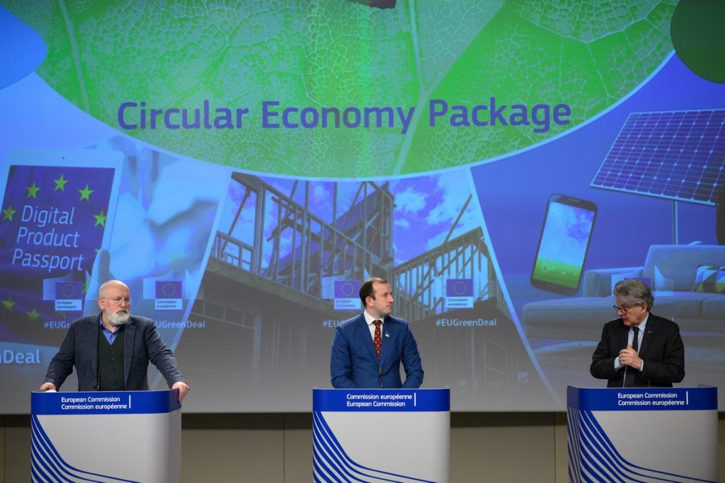 Les commissaires européens Frans Timmermans, Virginijus Sinkevičius et Thierry Breton présentent le paquet sur l'économie circulaire dans l'UE, à Bruxelles, le 30 mars 2022 - Crédits : Christophe Licoppe / Commission européenne