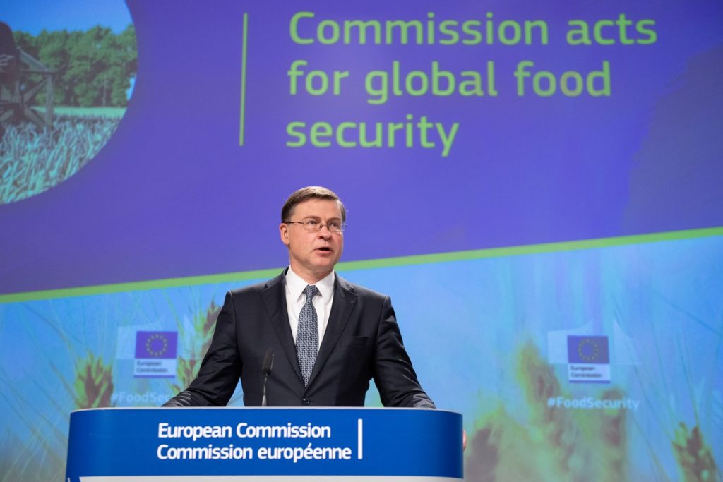 Le commissaire européen pour le commerce, Valdis Dombrovskis, annonce des mesures d'urgence pour soutenir le secteur agricole européen, en conférence de presse à Bruxelles, le 23 mars 2022 - Crédits : Christophe Licoppe / Commission européenne