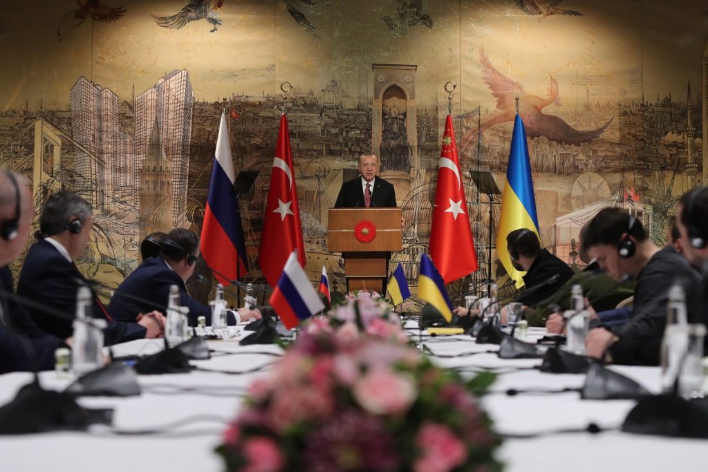 Le président turc Recep Tayyip Erdogan a ouvert, mardi 29 mars, une nouvelle séance de négociations entre Moscou et Kiev pour mettre fin à la guerre en Ukraine