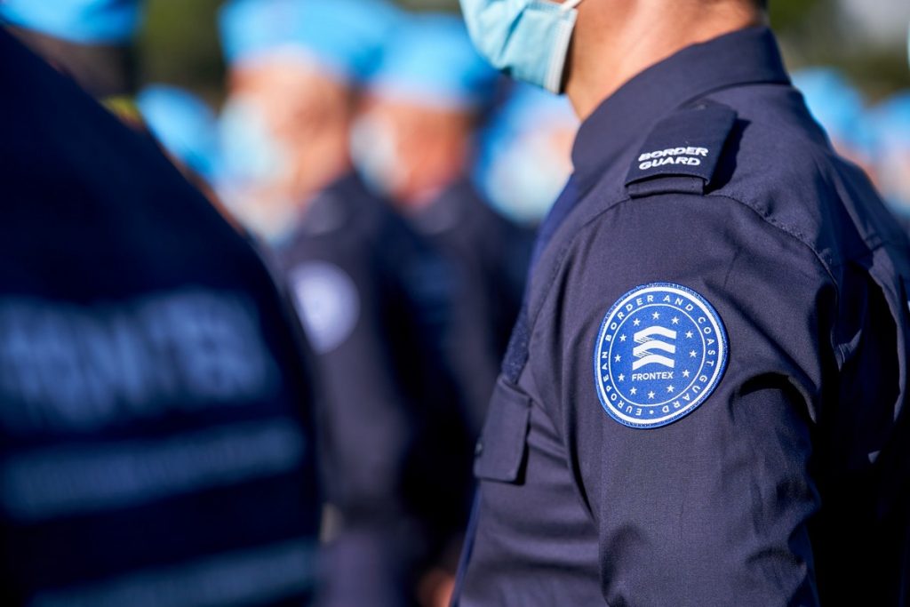 Un garde de l'Agence européenne de garde-frontières et de garde-côtes, plus connue sous le nom de Frontex - Crédits : Frontex / Twitter