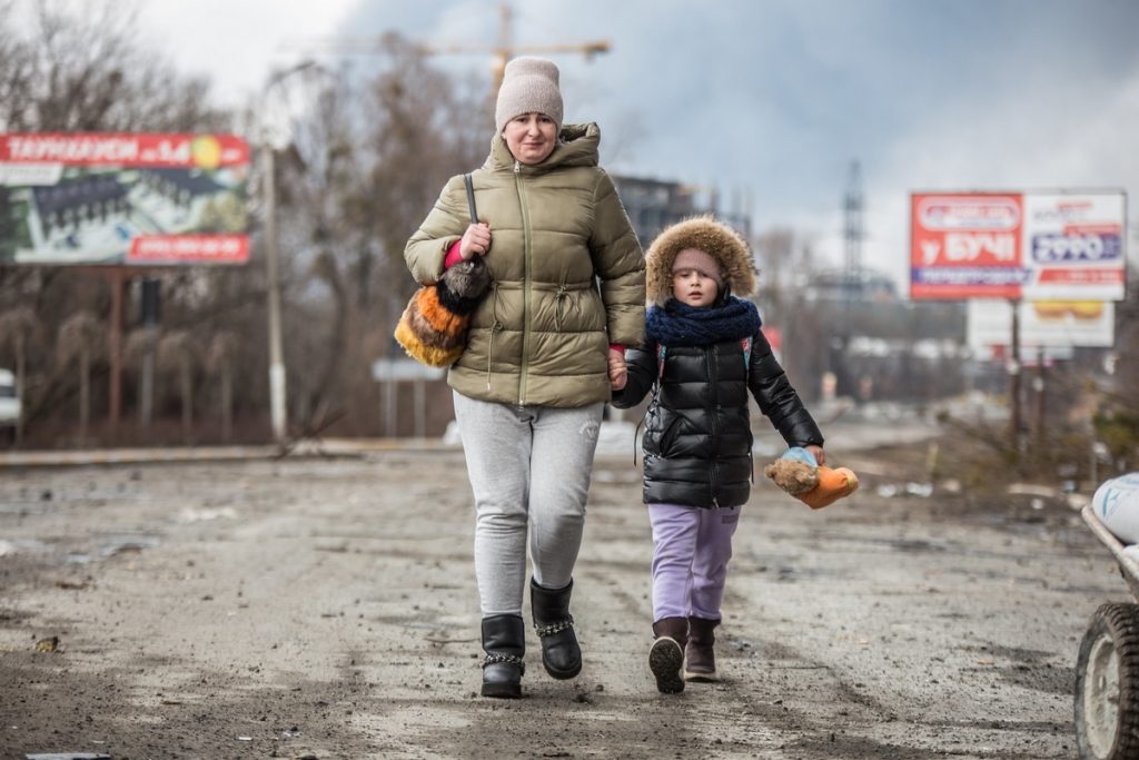 Une femme et un enfant à Boutcha, au nord-ouest de Kiev, le 4 mars 2022