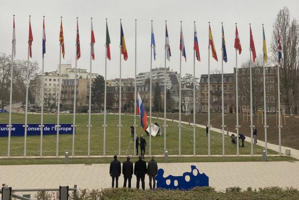 Le drapeau russe est retiré du siège de Conseil de l'Europe à Strasbourg, mercredi 16 mars - Crédits : compte Twitter @FinlandCoE