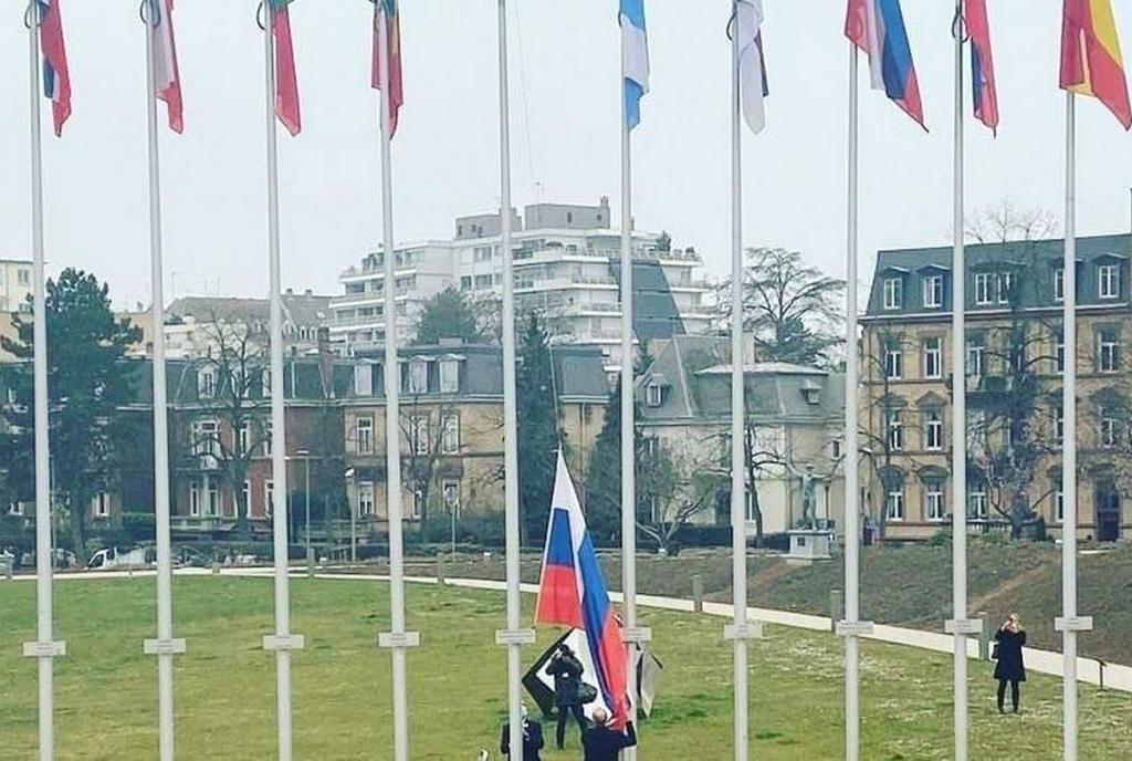 Au Palais de l'Europe, le siège du Conseil de l'Europe à Strasbourg, le drapeau russe est retiré après l'exclusion de la Russie - Crédits : Compte Twitter @MFAestonia