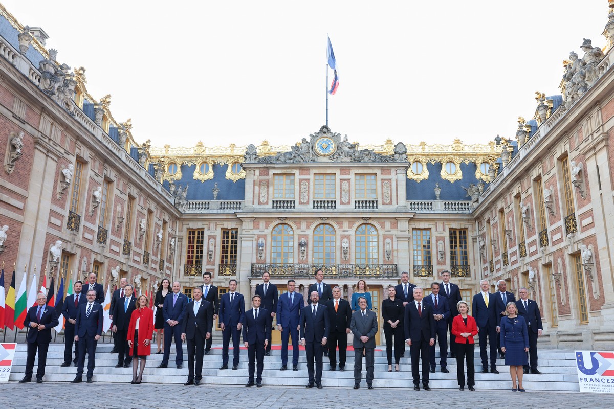 Sommet de Versailles. Le drapeau européen de nouveau sous l'Arc de