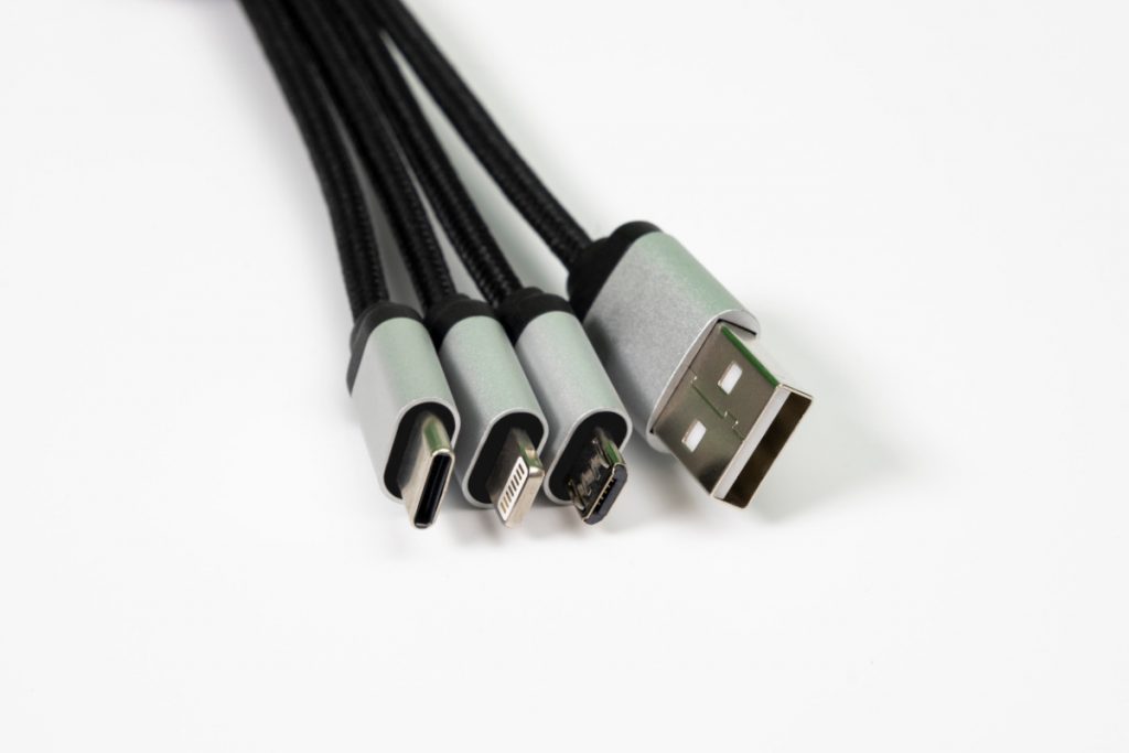 Avec la proposition de la Commission, l'ensemble des appareils électroniques devraient utiliser un port et un cable USB-C (à gauche)