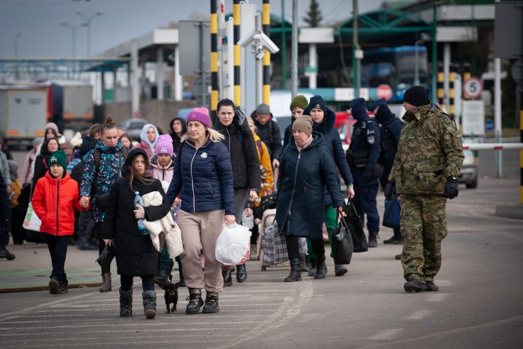 Des réfugiés ukrainiens traversent la frontière avec la Pologne à Medyka pour fuir la guerre le 2 mars 2022 - Crédits : Bartosz Siedlik / Commission européenne