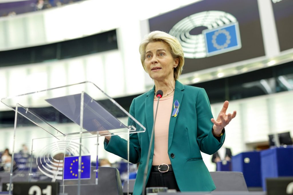 Ursula von der Leyen s'adressant aux députés européens en session plénière, mardi 5 avril - Crédits : Mathieu Cugnot / Parlement européen