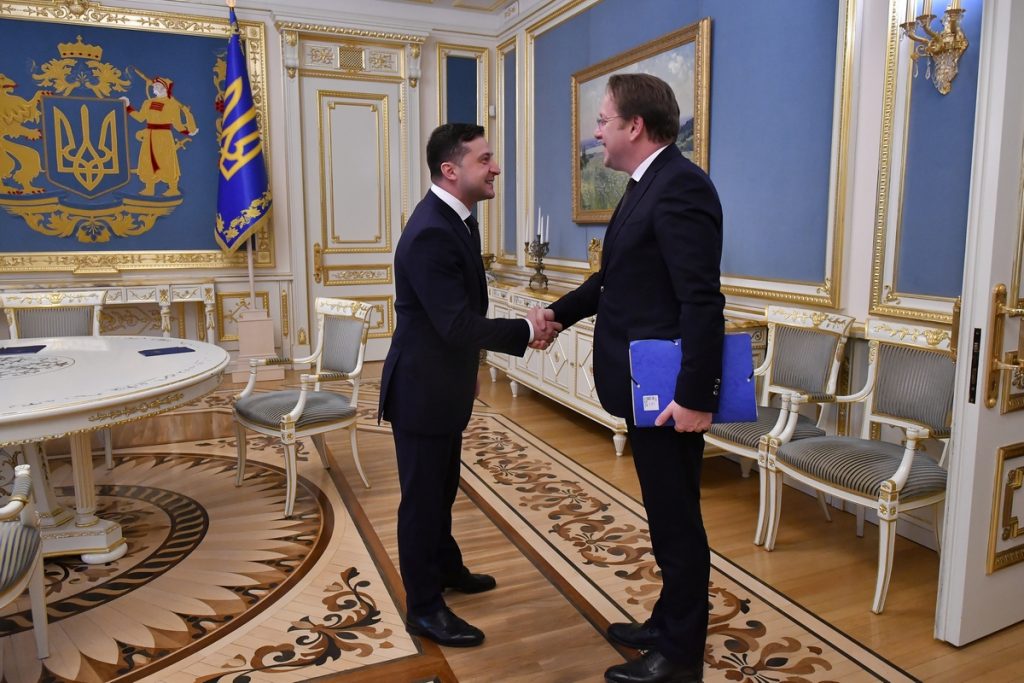 Rencontre entre le président ukrainien Volodymyr Zelensky (à gauche) et le commissaire européen à l’Élargissement et à la Politique européenne de voisinage Olivér Várhelyi (à droite), le 11 février 2020 - Crédits : Genya Savilov / Commission européenne
