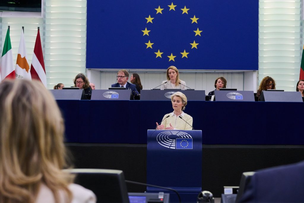 La présidente de la Commission européenne, Ursula von der Leyen, a présenté un sixième paquet de sanctions contre la Russie devant les députés européens, mercredi 4 mai 2022 à Strasbourg - Crédits : Dati Bendo / Commission européenne