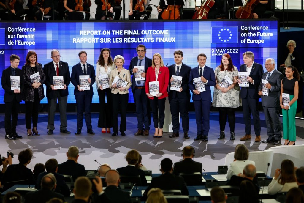 Le rapport final de la Conférence sur l'avenir de l'Europe, remis officiellement le 9 mai 2022 à Strasbourg, comporte 325 mesures concrètes pour atteindre 49 objectifs