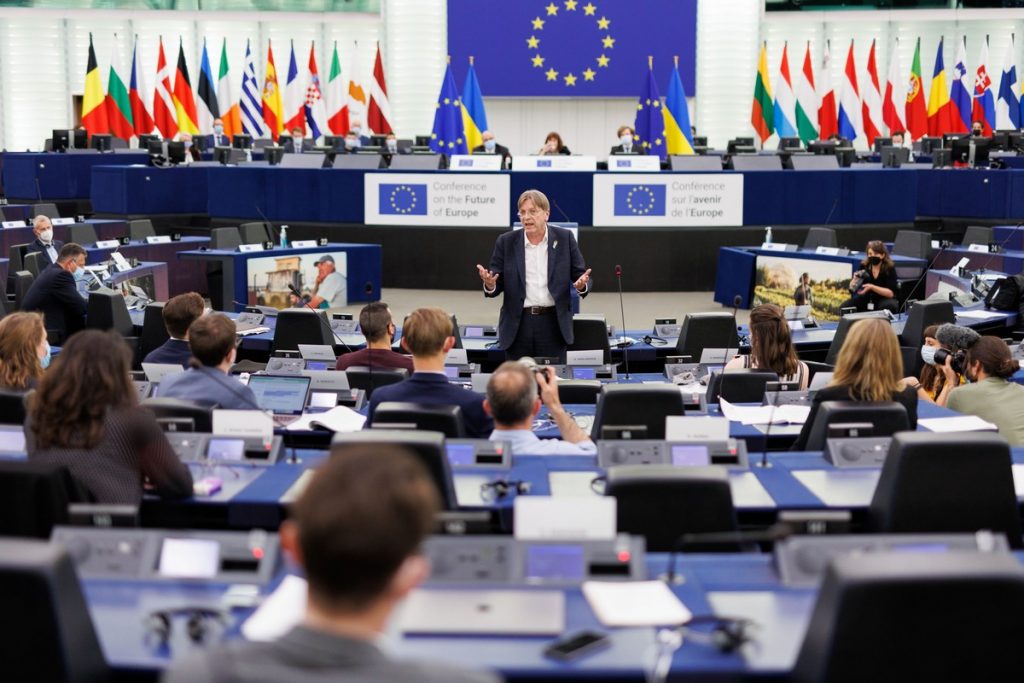 Le député européen Renew Europe et coprésident de la Conférence sur l'avenir de l'Europe, Guy Verhofstadt, prend la parole lors de la dernière session plénière, vendredi 29 avril 2022 - Crédits : Mathieu Cugnot / Parlement européen