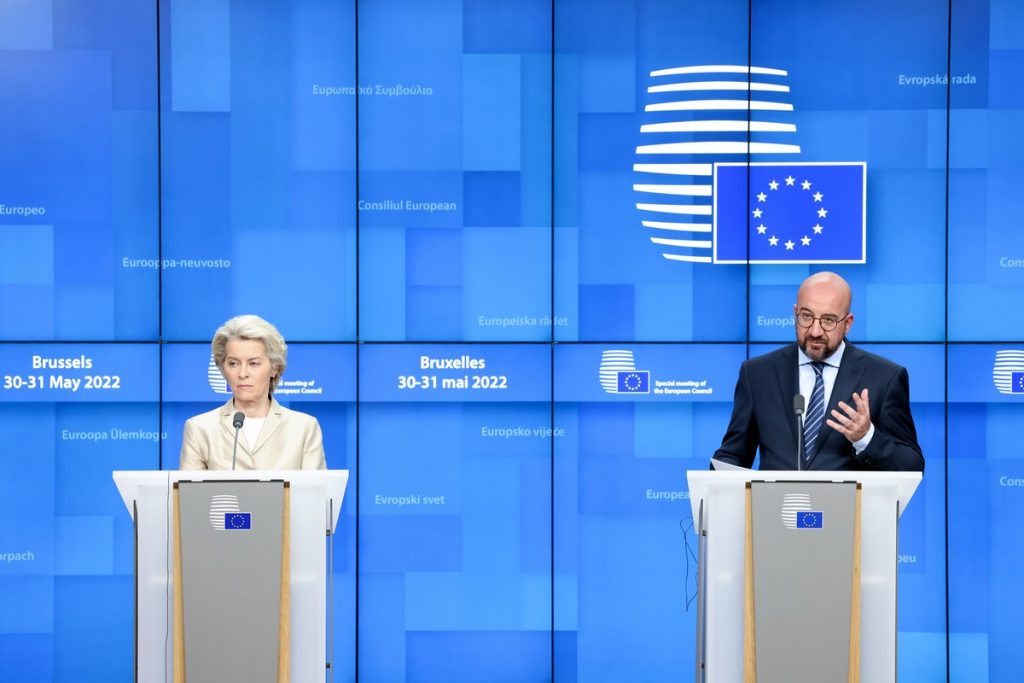 La présidente de la Commission européenne, Ursula von der Leyen (à gauche) et le président du Conseil européen, Charles Michel (à droite), à Bruxelles, le 31 mai - Crédits : Conseil européen