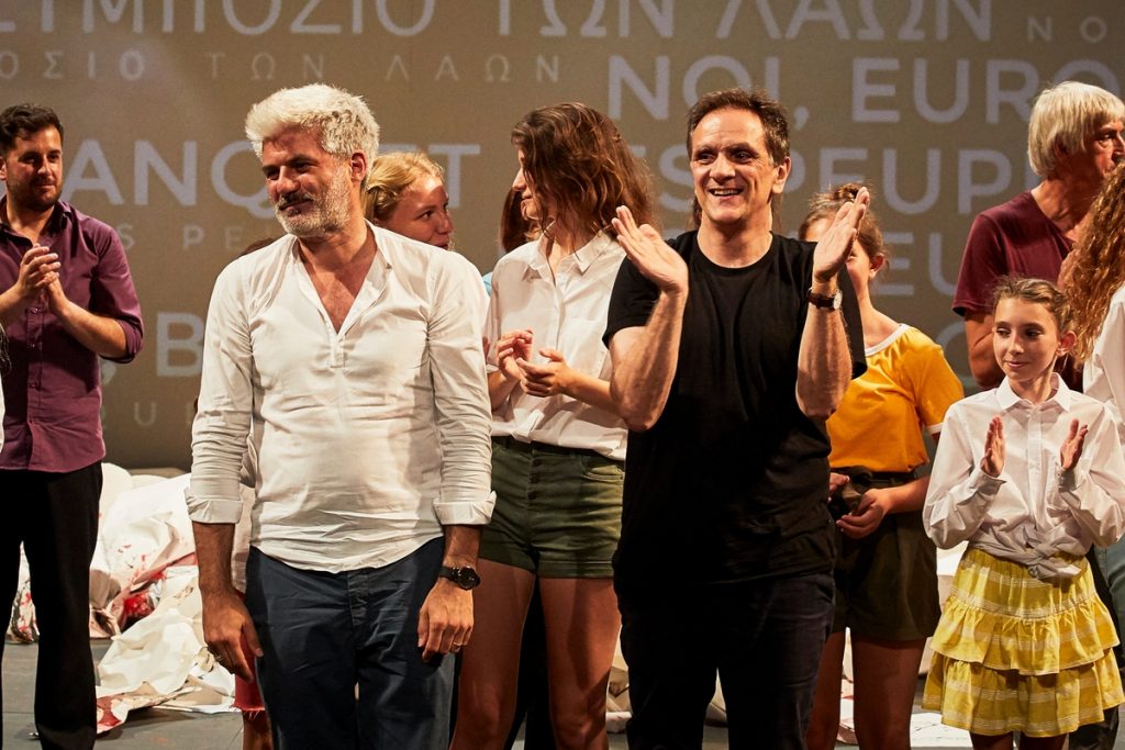 Le metteur en scène Roland Auzet et l'écrivain Laurent Gaudé lors d'une représentation de la pièce "Nous, l'Europe, banquet des peuples" - Crédits : © Christophe Raynaud de Lage