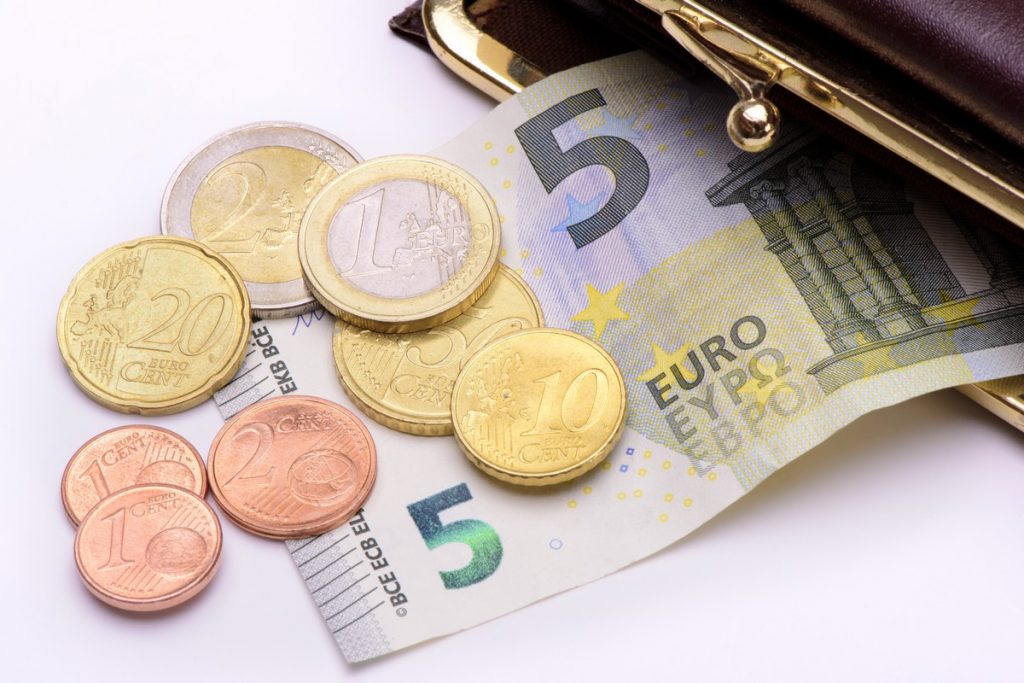 Le Parlement européen et le Conseil de l'UE ont trouvé un accord sur la directive sur les salaires minimums adéquats dans la nuit du lundi 6 au mardi 7 juin - Crédits : filmfoto / iStock