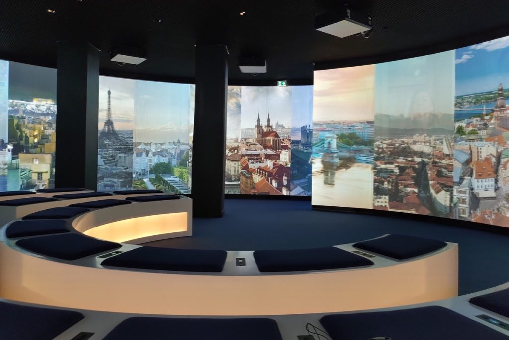 Dans la salle immersive en 360°, des images de l'Europe défilent sous nos yeux, comme ici avec des plans sur des capitales telles que Paris, Prague et Budapest - Crédits : Toute l'Europe