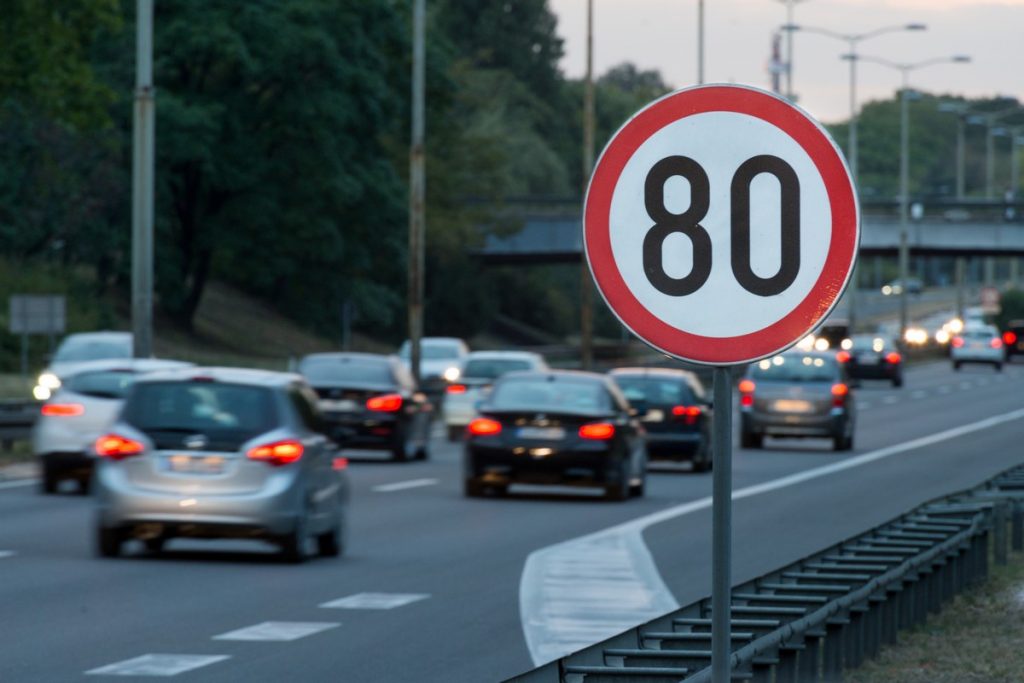 Les limites de vitesse sur les routes européennes diffèrent en fonction de la législation des Etats - Crédits : NikolaBarbutov / iStock