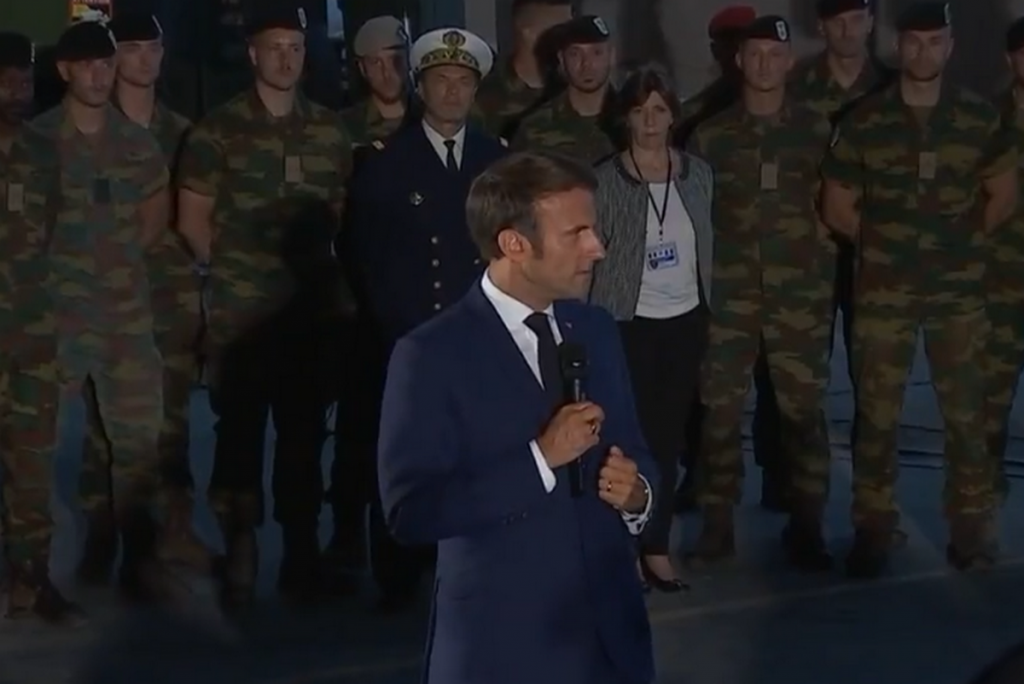 "Vous incarnez la solidarité et la sécurité européennes", a déclaré Emmanuel Macron aux militaires français en Roumanie : - Crédits : Capture d'écran compte Twitter @EmmanuelMacron