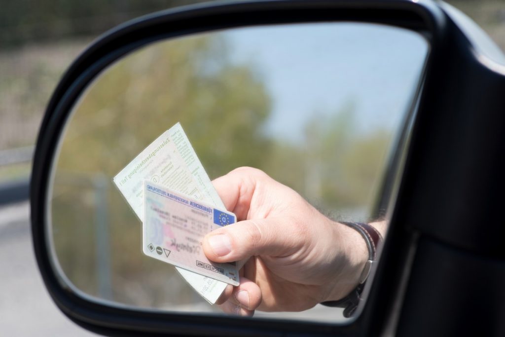 Les permis de conduire nationaux sont valables dans tous les pays de l'UE et depuis 2006 un permis de conduire européen harmonisé remplace progressivement les anciens documents dans les Etats membres - Crédits : Stadtratte / iStock