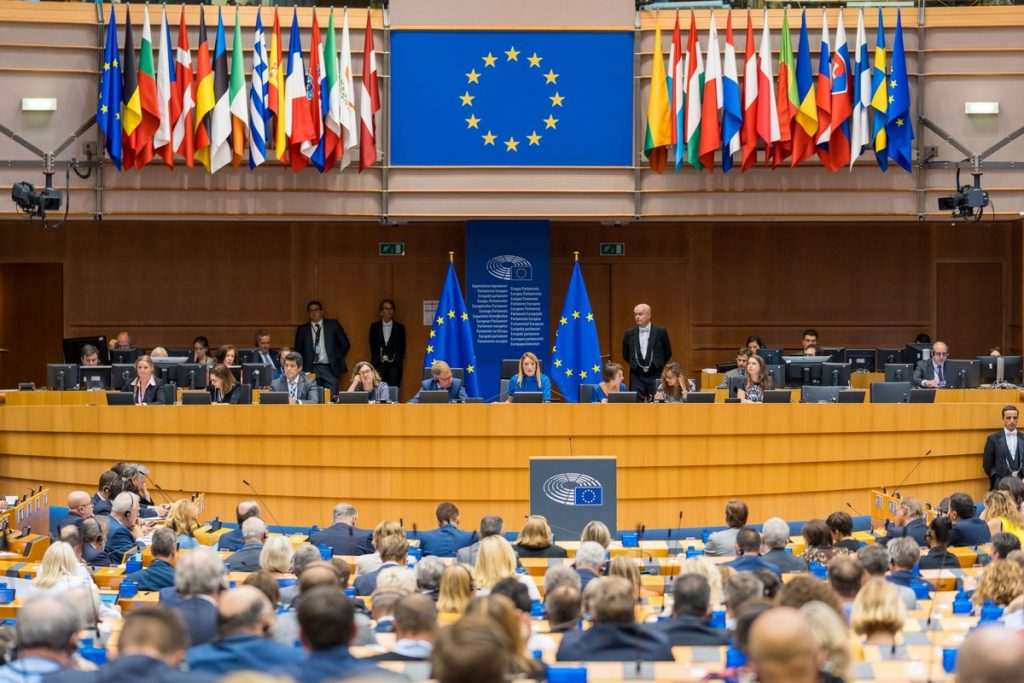 Réunis en session plénière extraordinaire, les députés européens ont voté en faveur de la réforme du marché carbone, du Fonds social pour le climat et de la taxe carbone aux frontières, mercredi 22 juin - Crédits : Daina le Lardic / Parlement européen