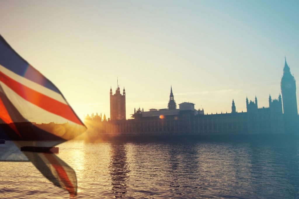 L'Union Jack flotte devant le palais de Westminster, Londres, Royaume-Uni - Crédits : 8213erika / iStock